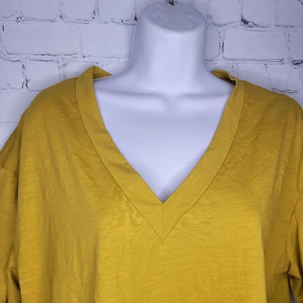 Women's V Neck Tee Small - Picture 2 of 5